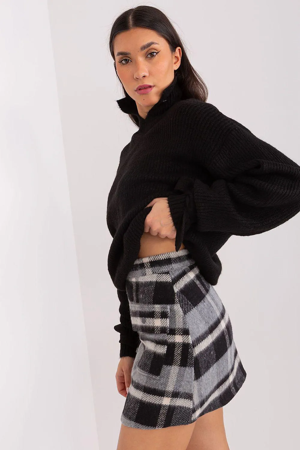 Chic Checkered Mini Skirt with Functional Pockets - Effortless Style for Any Occasion