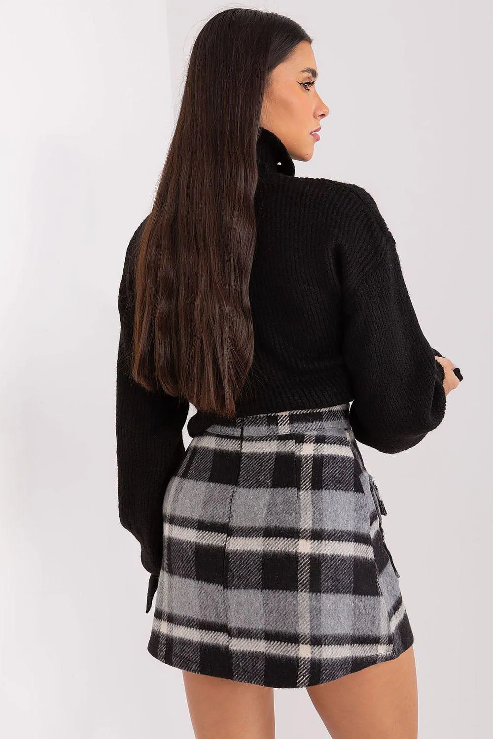 Chic Checkered Mini Skirt with Functional Pockets - Effortless Style for Any Occasion