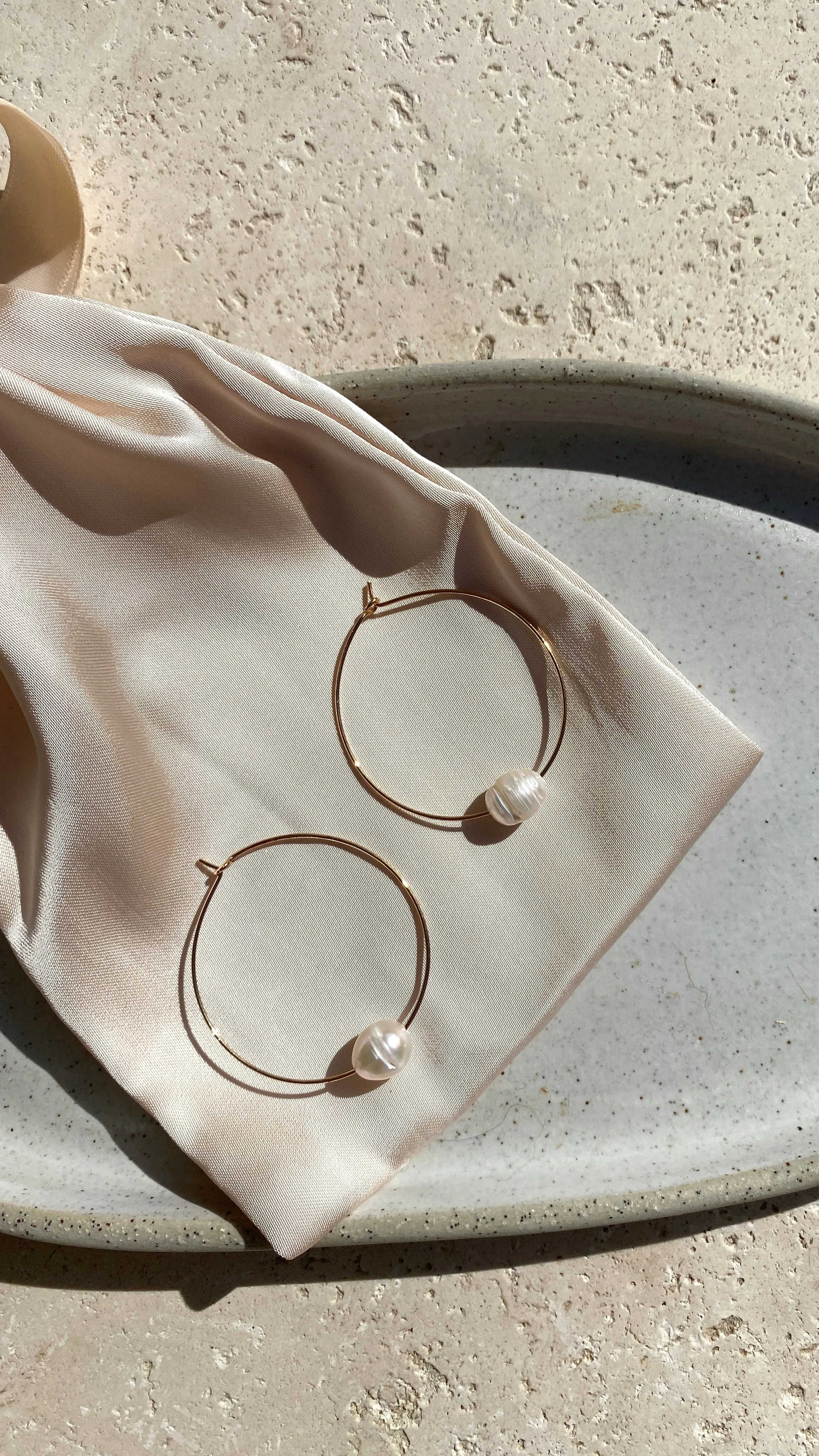 Simple Pearl Fine Wire Hoops - Cream/Gold